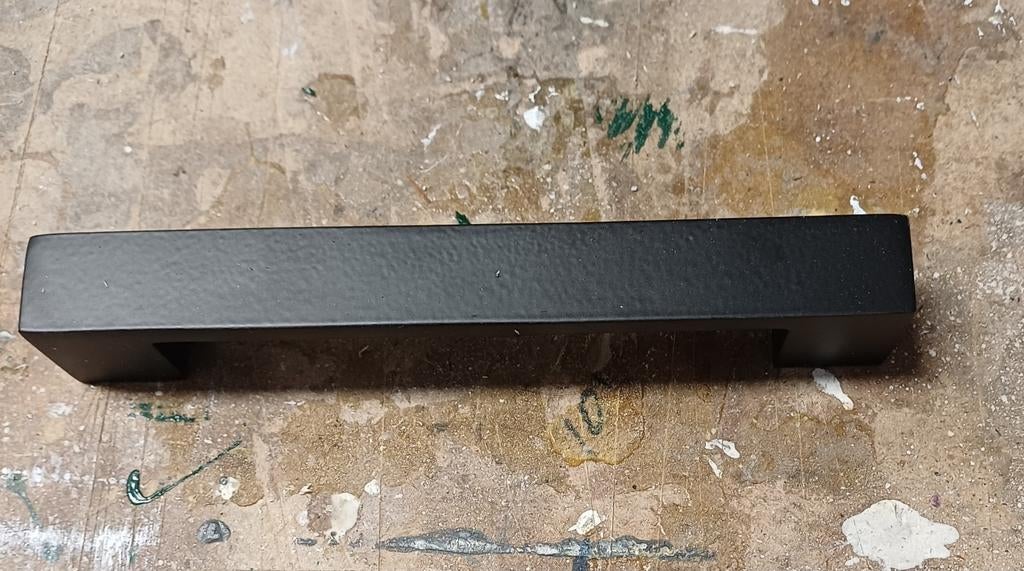 Zwarte handgreep 128mm hart op hart exclusief schroeven, Doe-het-zelf en Verbouw, Hang- en Sluitwerk, Nieuw, Overige typen, Overige materialen