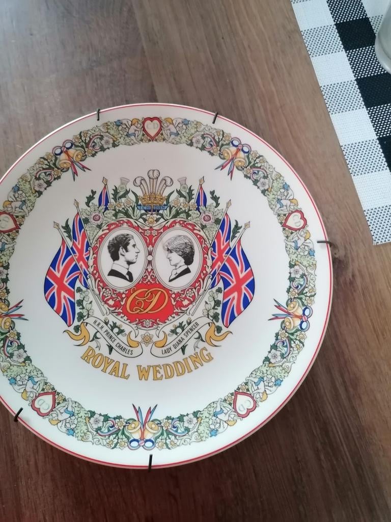 Bord viering huwelijk Charles en diana, Ophalen of Verzenden, Gebruikt, Buitenland, Servies