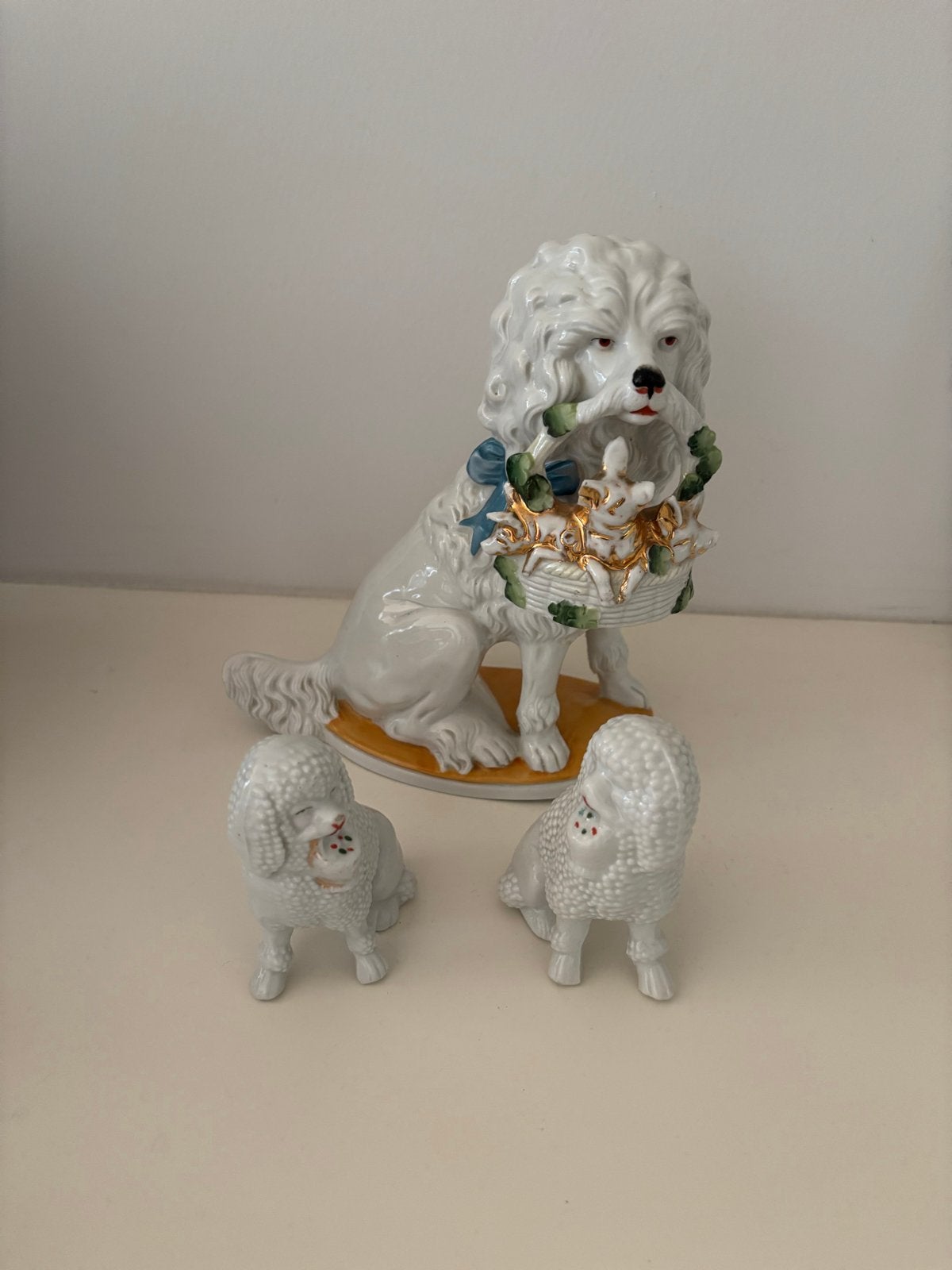 Antiek Duits Porseleinen Poedelfiguur met Mandje, Ophalen of Verzenden