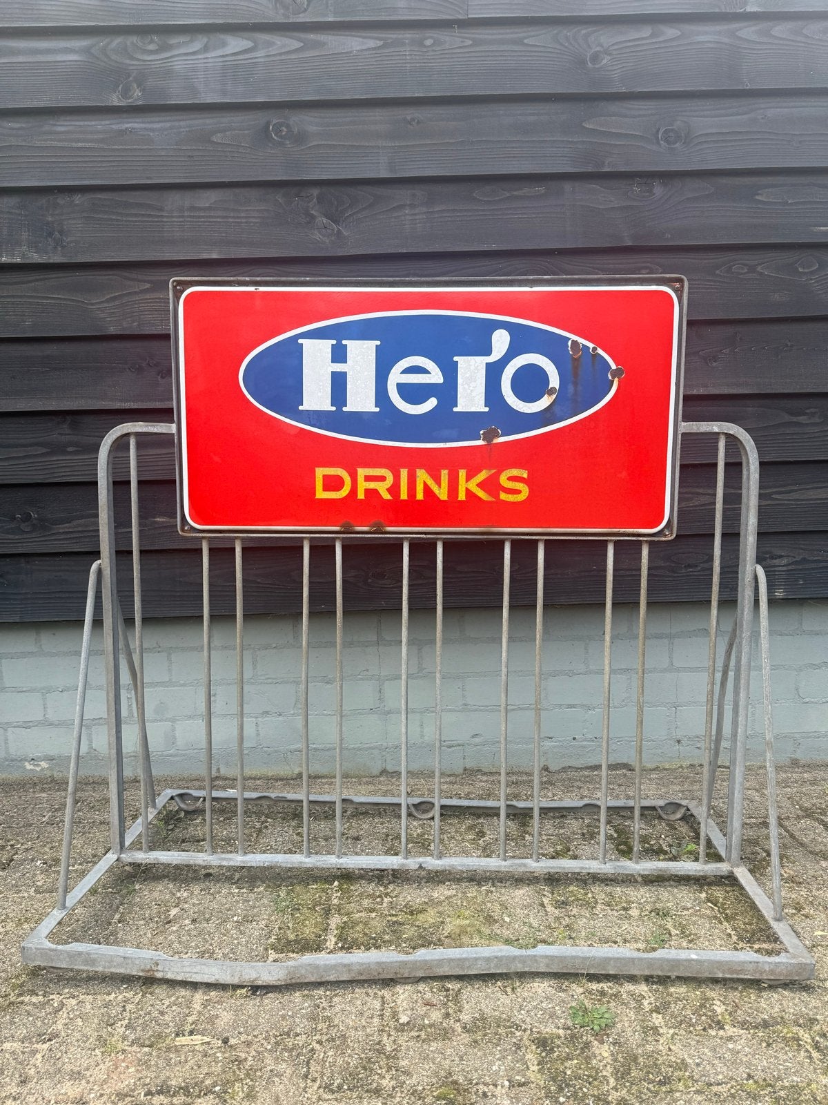 Fietsenrek met 2x emaille bord Hero drinks, Ophalen