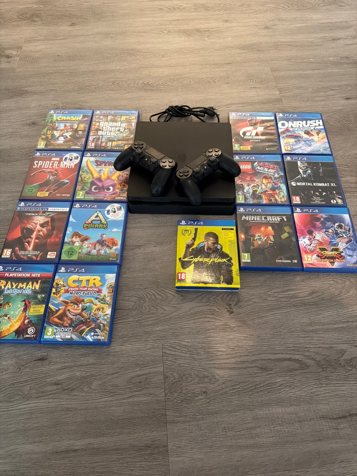 PlayStation 4 Slim met 2 controllers en 15 spellen, Gebruikt, Vanaf 18 jaar, Overige genres, 2 spelers