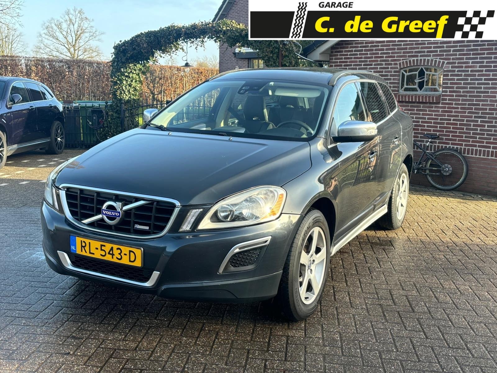 Volvo XC60 2.4D R-Design, Auto's, Volvo, Euro 5, Stof, Zwart, Zwart