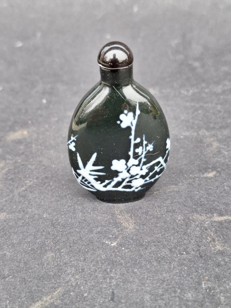 Chineze snuifflesje glas met opgelegde witte bloemen, Antiek en Kunst, Ophalen of Verzenden