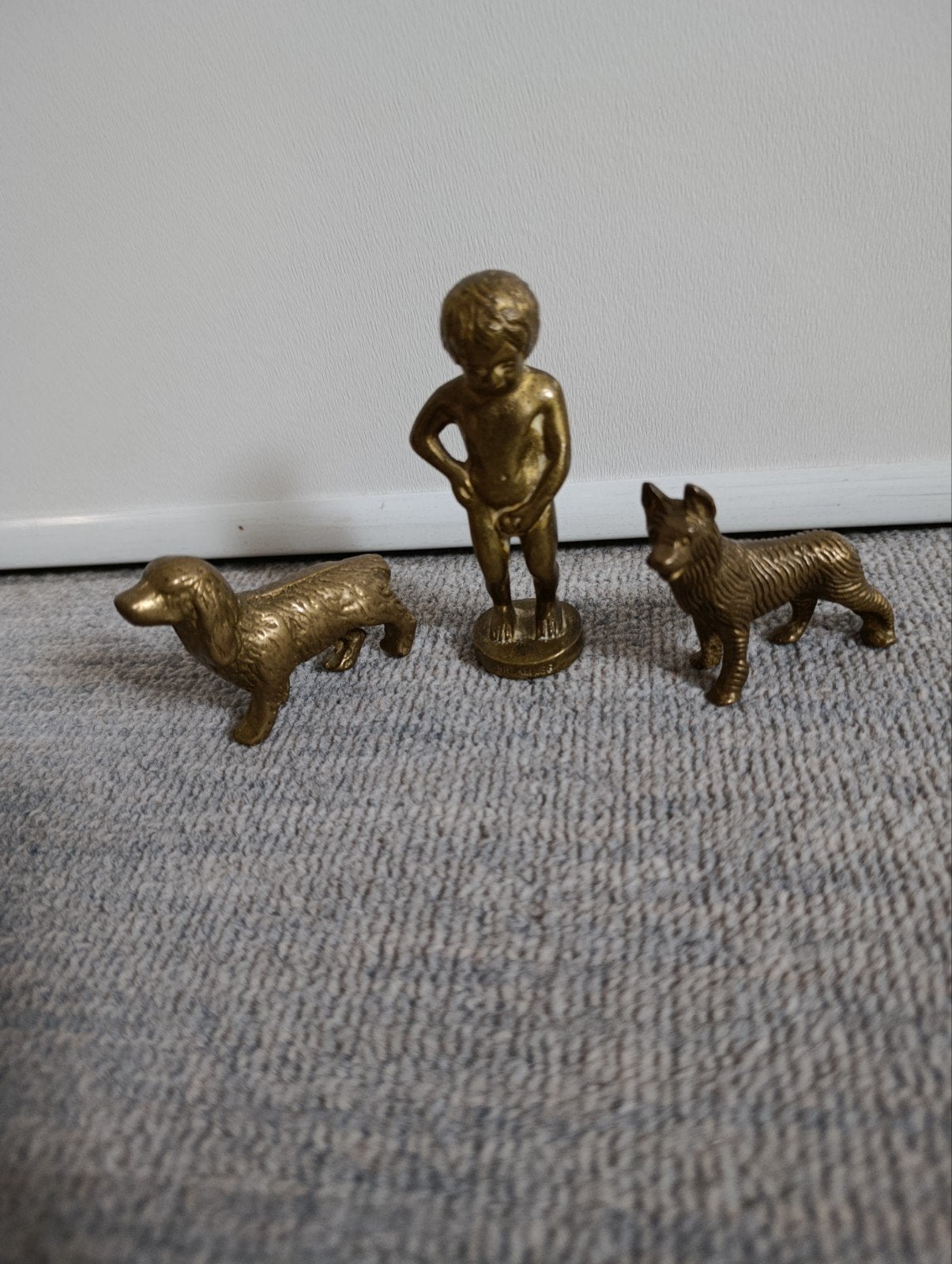 Koperen beeldjes: Manneken Pis en twee honden, Antiek en Kunst, Ophalen of Verzenden
