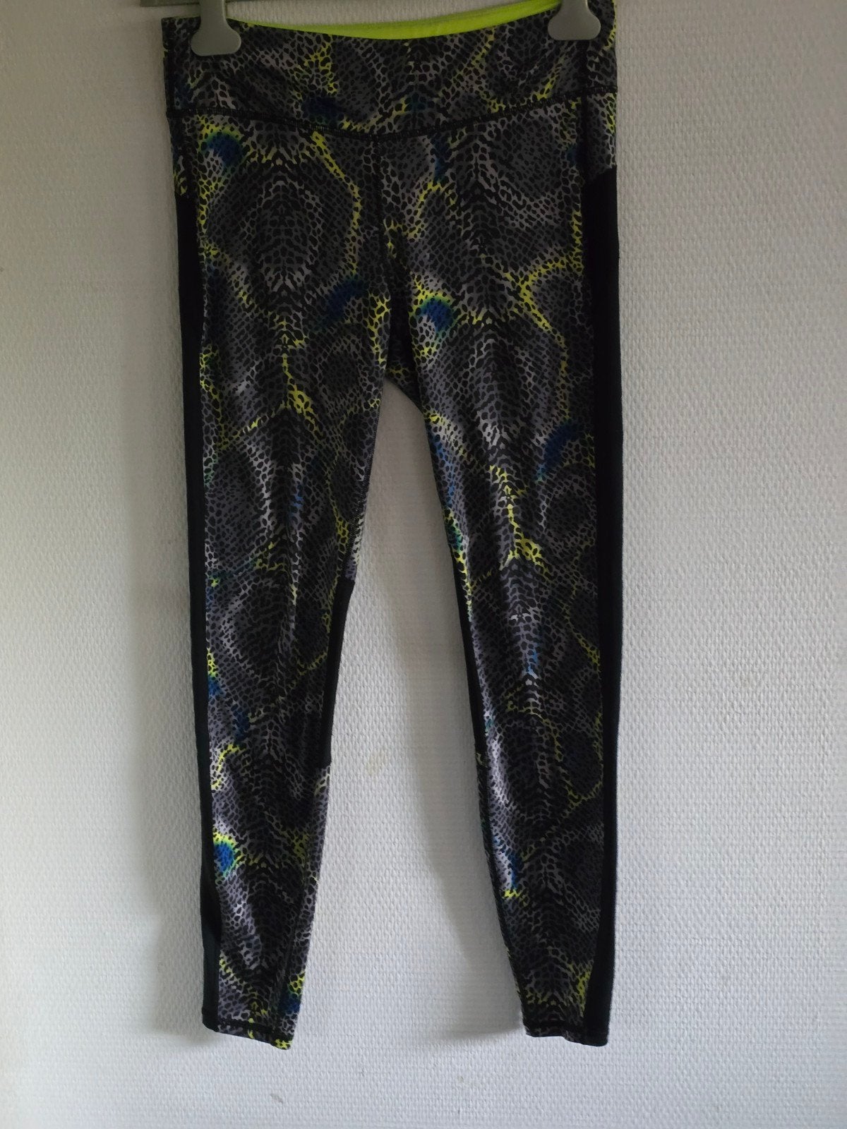H&M Sport dames sport broek met slangenprint maat M, Kleding | Dames, Sportkleding, Maat 38/40 (M), H&M Sport, Overige kleuren