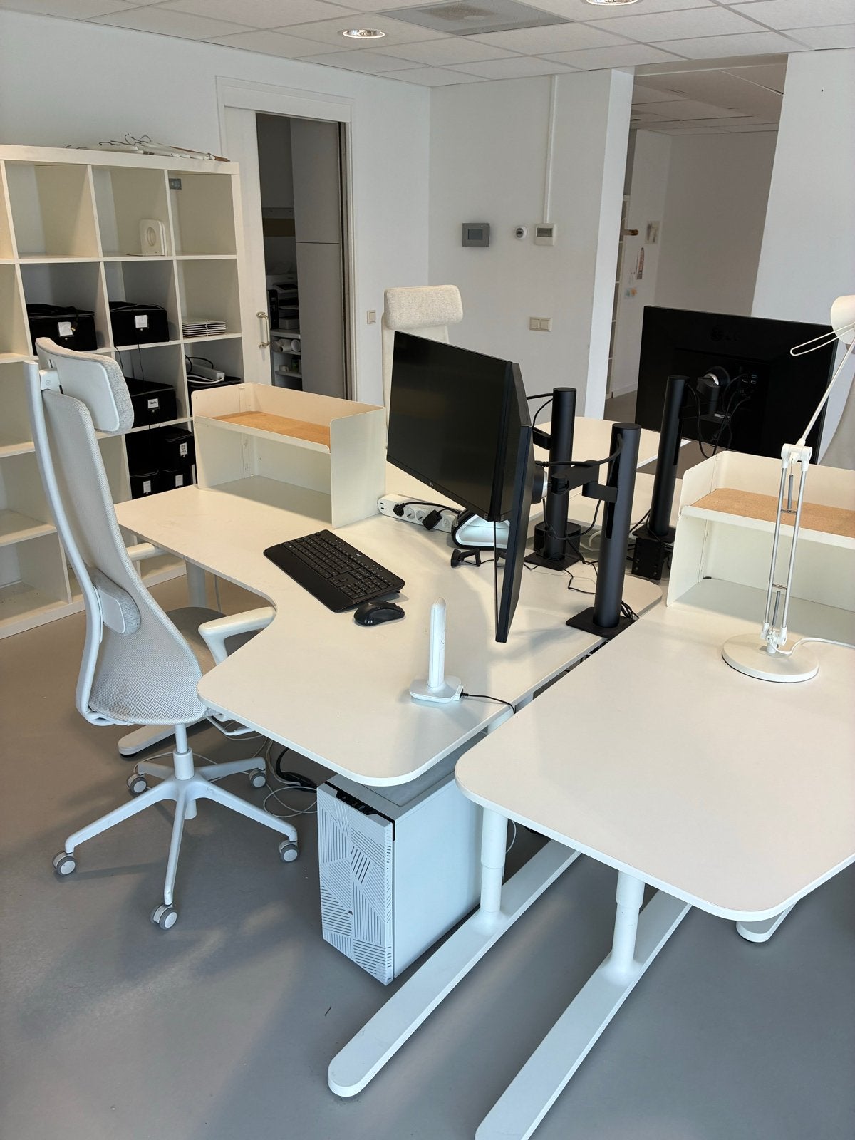 Complete werkplekken: IKEA BEKANT, LÅNGFJÄLL, LG 27UN880-b