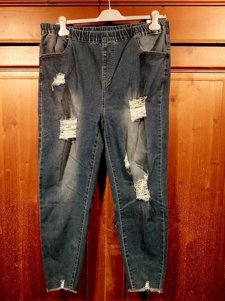 mooie donkerblauwe ripped jeans 50-52, Kleding | Dames, Grote Maten, Ophalen of Verzenden, Nieuw, Blauw, Broek of Spijkerbroek