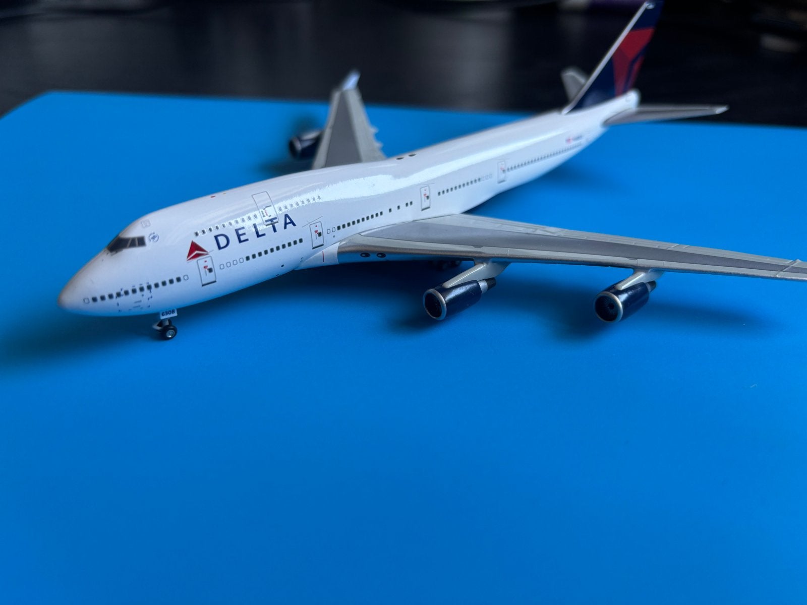 1:400 Delta Airlines Boeing 747-400 Geminijets, Overige merken, 1:200 of kleiner, Verzenden, Zo goed als nieuw