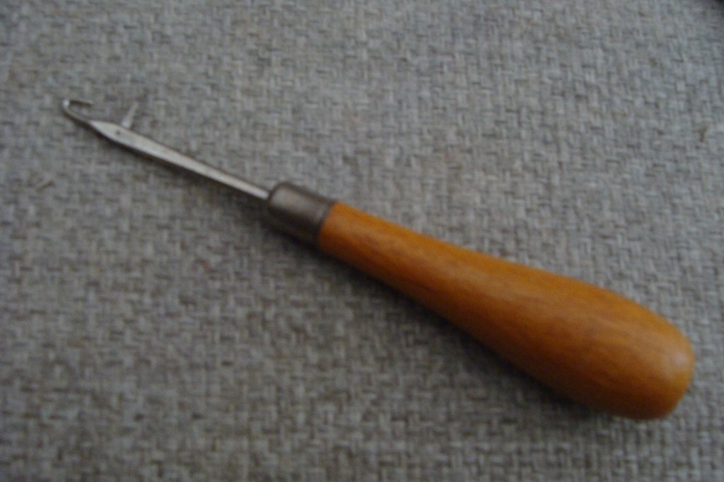 Te koop smyrnanaald met hout handvat, Ophalen of Verzenden, Handborduren, Onderdeel of Toebehoren