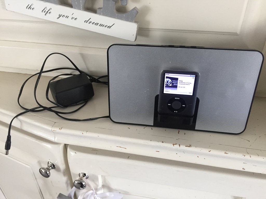 Portable iPod speaker dock (werkt op adapter of batt.), Ophalen of Verzenden, Gebruikt, Speaker, Mini