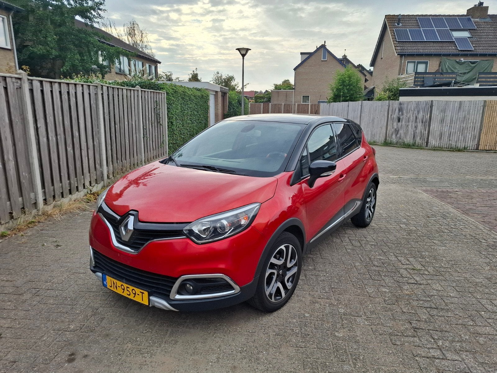 Renault Captur 0.9 TCE 90 2016 Rood trekhaak benzine HH, Voorwielaandrijving, 898 cc, 49 €/maand, Origineel Nederlands