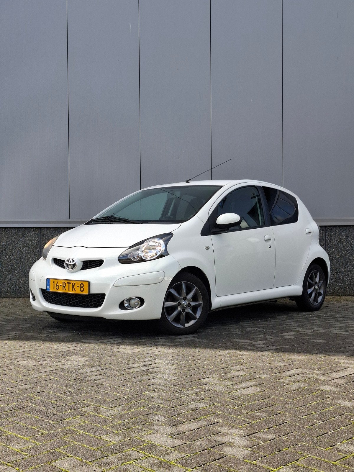 Toyota Aygo 2011 Wit - 5 deurs - airco - Bluetooth, Voorwielaandrijving, Stof, 4 stoelen, Origineel Nederlands