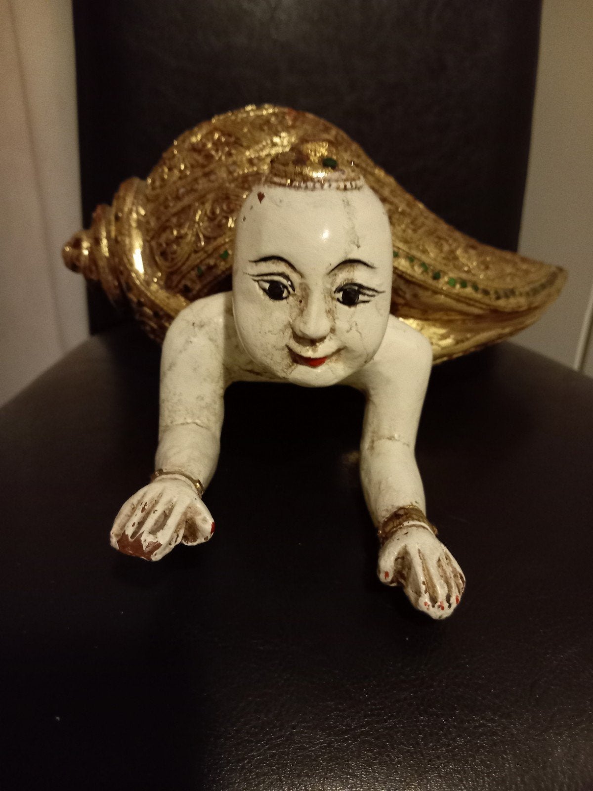 Bijzonder beeld van een kruipende baby in schelp, Antiek en Kunst, Hout, Goud, Ophalen of Verzenden, Handgemaakt