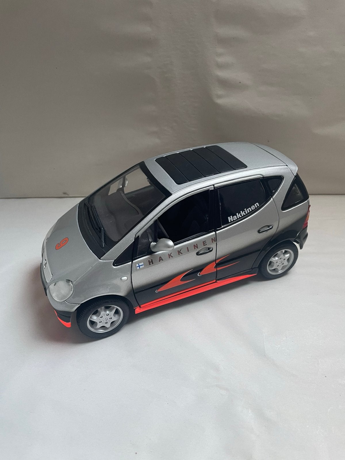 2 Mercedes A Klasse Modellen 1:18 - Hakkinen & Coulthard, Hobby en Vrije tijd, Modelauto's | 1:18, Ophalen of Verzenden, Zo goed als nieuw