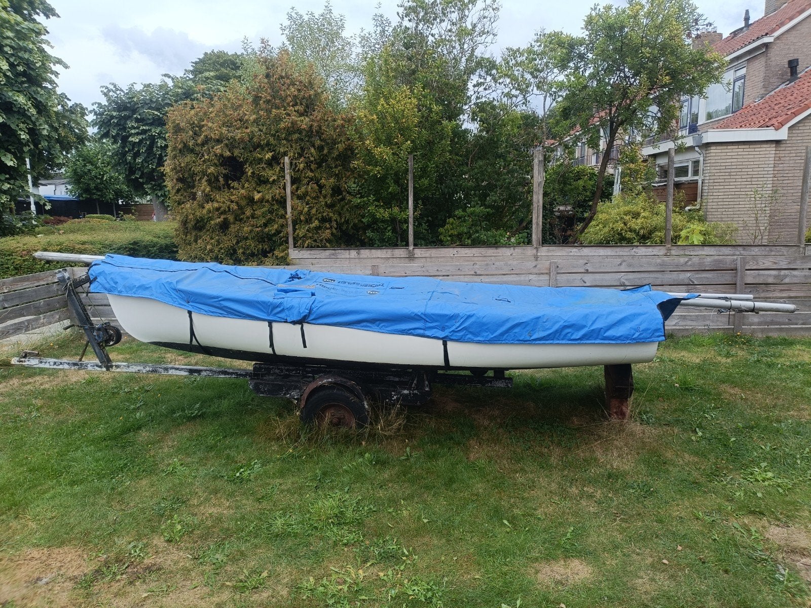 Flying Junior Zeilboot met Trailer – Compleet zoals op foto, Watersport en Boten, Ophalen, Gebruikt, 4 m, Polyester