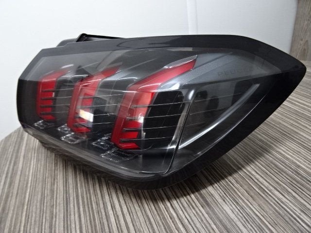 Achterlicht Peugeot 208 Bj 2024 1.2 VTI 82 rechts 9823216880, Gebruikt, -, Ophalen of Verzenden, -