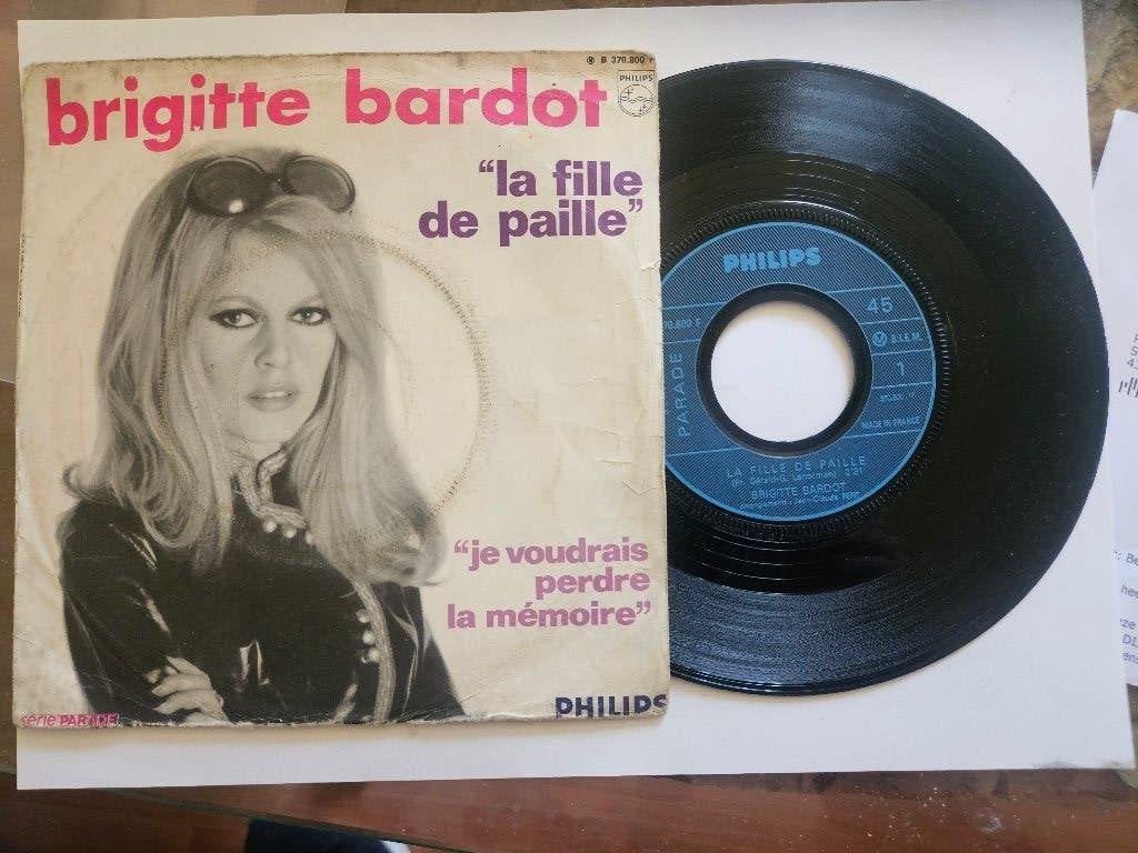 Brigitte Bardot vinyl, Beschermende buitenhoes, Ophalen of Verzenden, Gebruikt, 7 inch