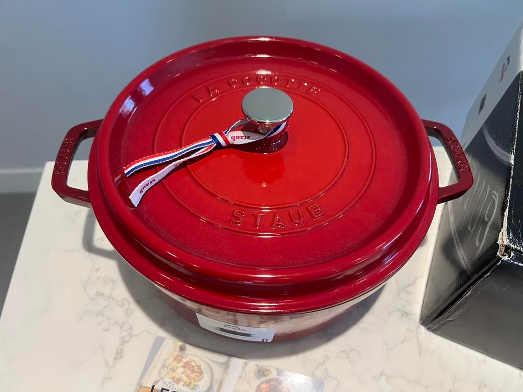 Nieuwe Staub La Cocotte 26 cm Cerise in de doos, Gietijzer, Nieuw, Ophalen of Verzenden, Staub