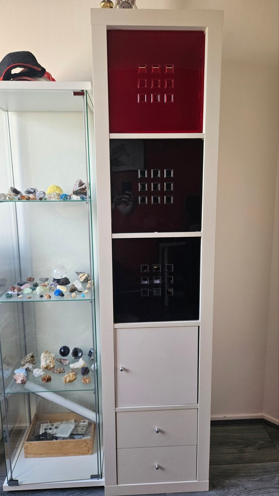 Hoge kast met deuren en lades - rood, zwart, wit, Ophalen, Minder dan 50 cm, Gebruikt, 200 cm of meer