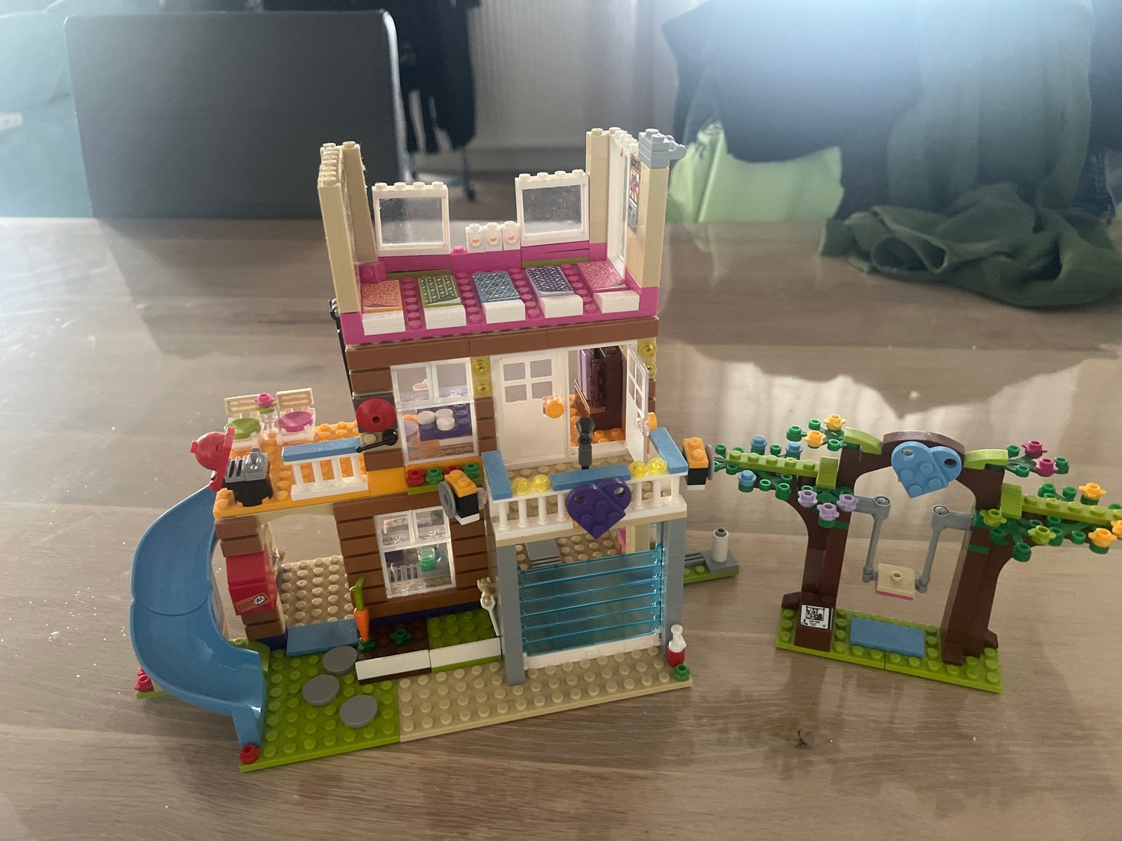 LEGO Friends Clubhuis + Camper + extra poppetjes, Lego, Friends, Ophalen of Verzenden, Zo goed als nieuw