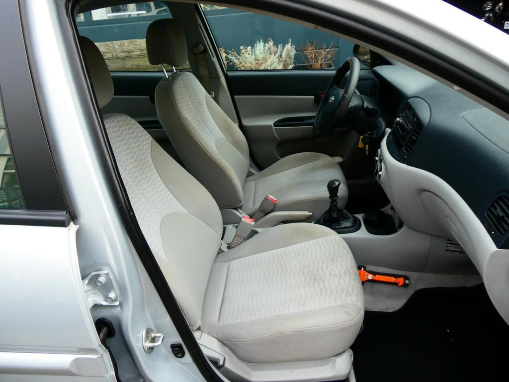 Hyundai Accent 1.4i Dynamic 97pk Sedan Airco Trekhaak 1100kg, Auto's, Voorwielaandrijving, 4 cilinders, Origineel Nederlands, Handgeschakeld