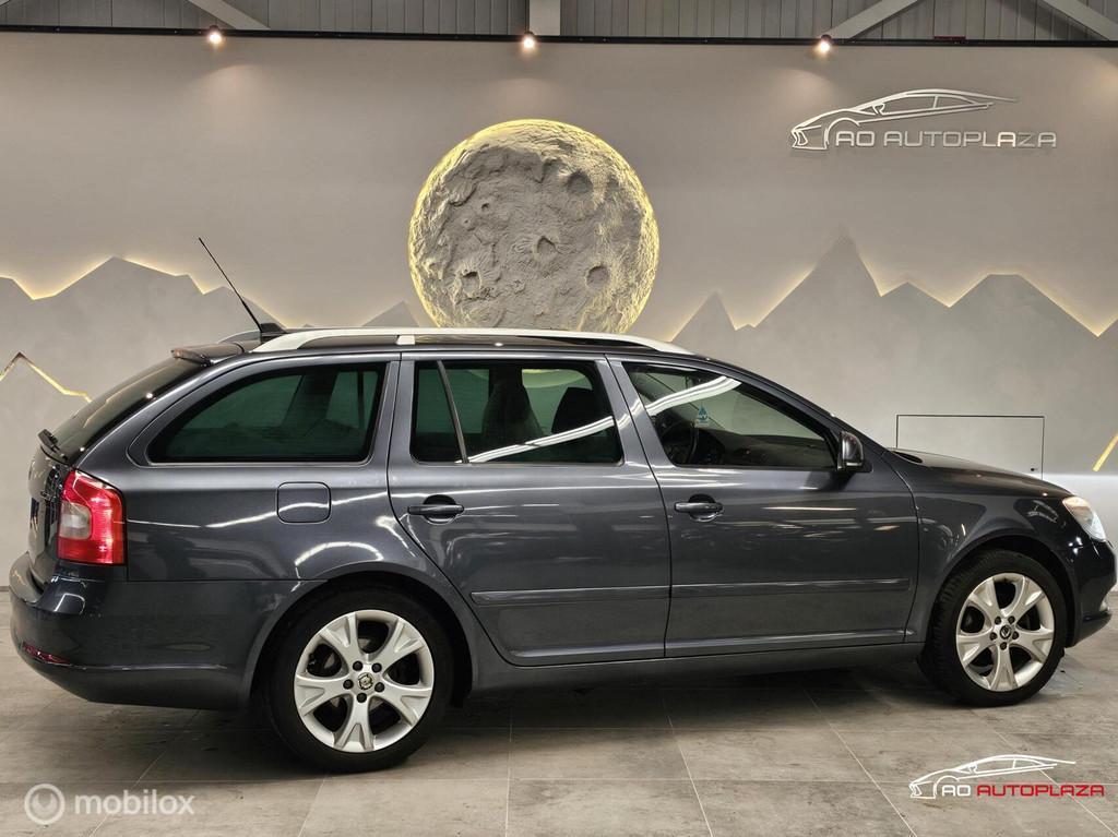 Skoda Octavia Combi 1.8 TSI Elegance Business Line Schuifdak, Auto's, Skoda, Euro 5, Zwart, 4 cilinders, 1290 kg