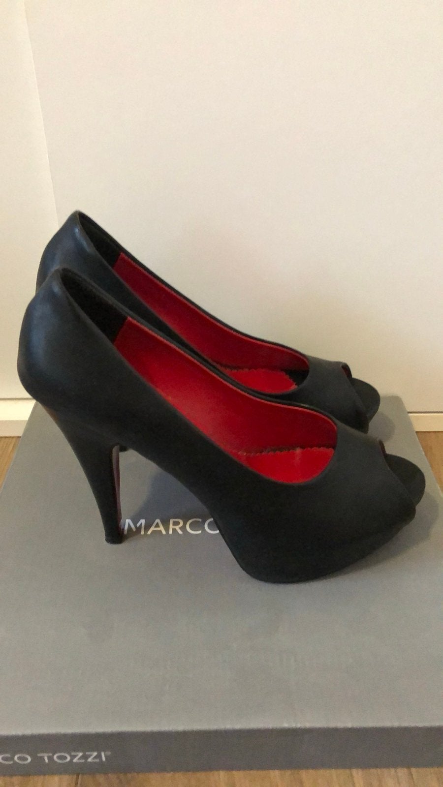 Zwarte peep-toe pumps met rode zool-Zo goed als nieuw mt 38, Ophalen of Verzenden, Zo goed als nieuw, Zwart, Pumps