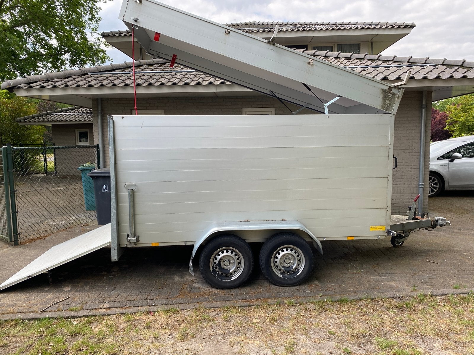 ANSSEMS Gesloten Aanhangwagen met Oprijklep, Ophalen, Gebruikt