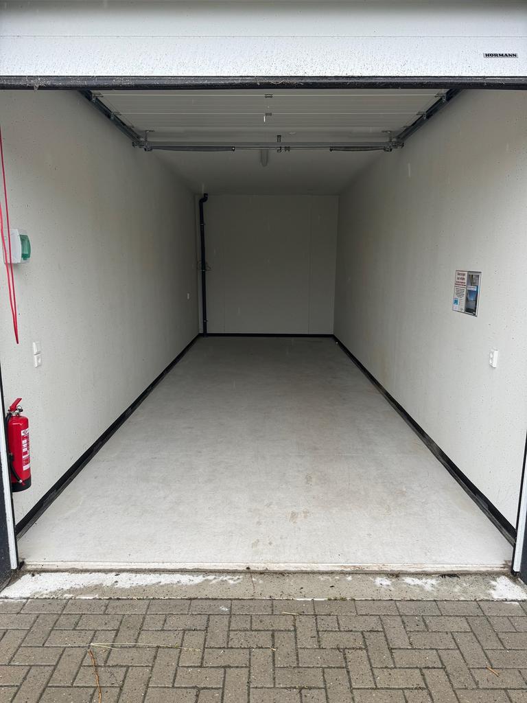Te huur per direct bedrijfsunit/ garagebox, Auto diversen