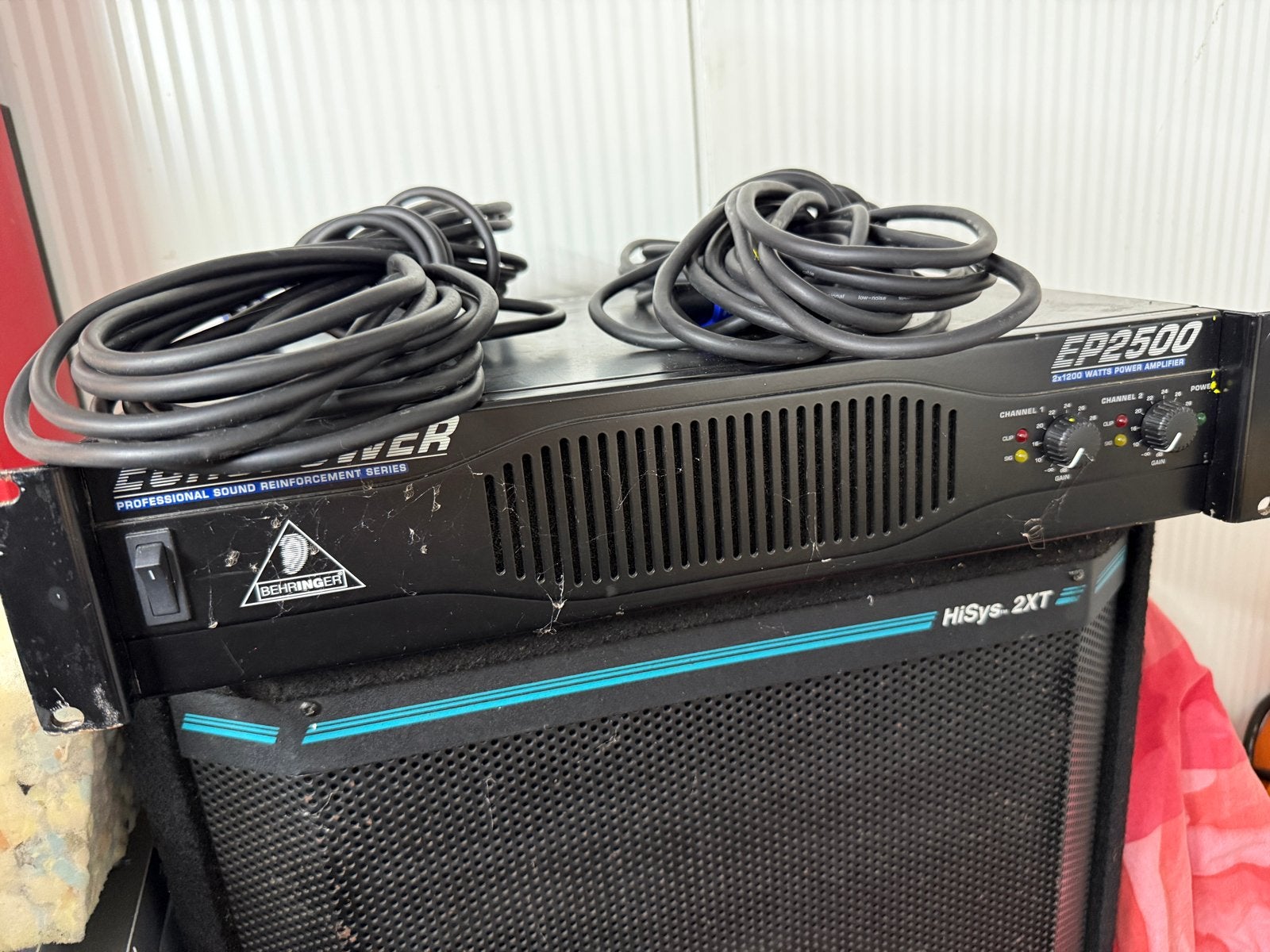 Peavey HiSys 2XT speakerset met Behringer EP2500 versterker, Gebruikt, Inclusief kabels, Speakerset, Ophalen