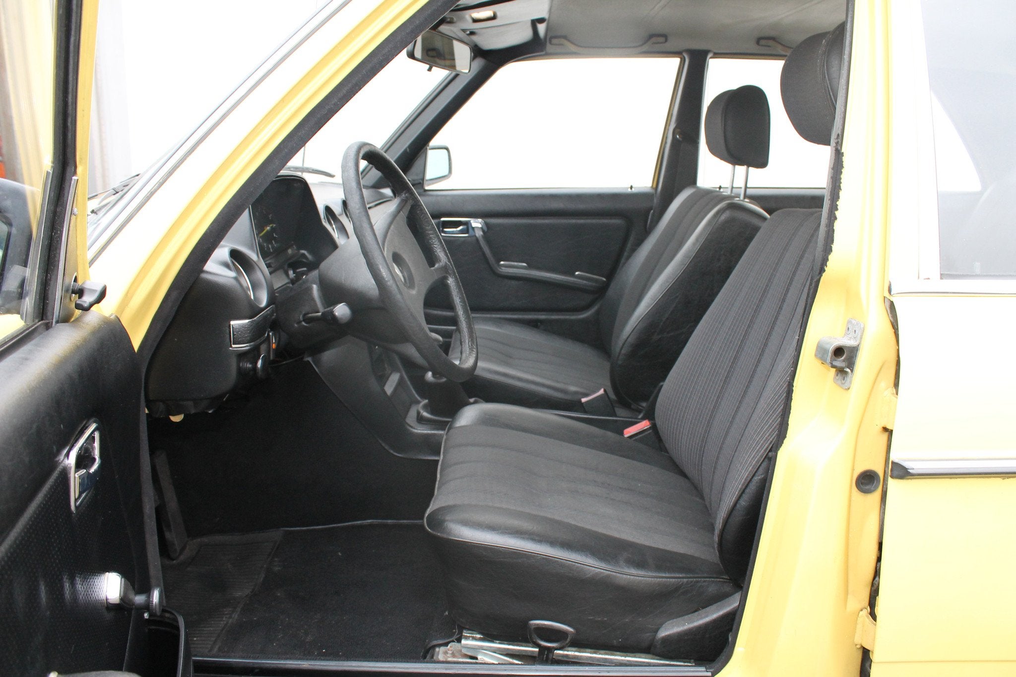 Mercedes-Benz 200D 200 D (bj 1982), Auto's, Gebruikt, 4 cilinders, Geel, Bedrijf