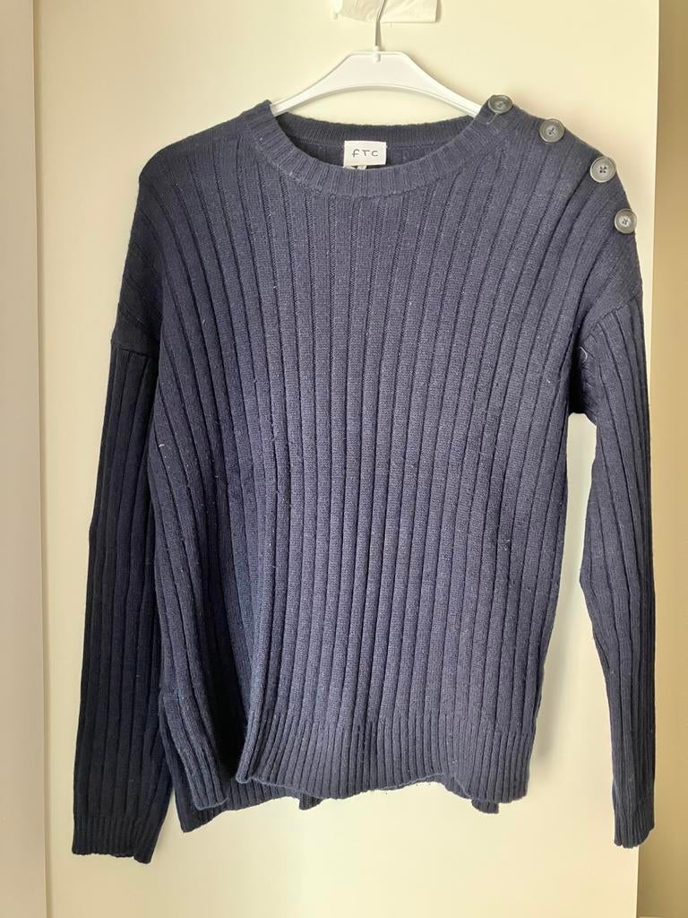 FTC Donkerblauwe ribgebreide trui met knoopdetail – maat S, Kleding | Dames, Blauw, Ophalen of Verzenden, Zo goed als nieuw, FTC