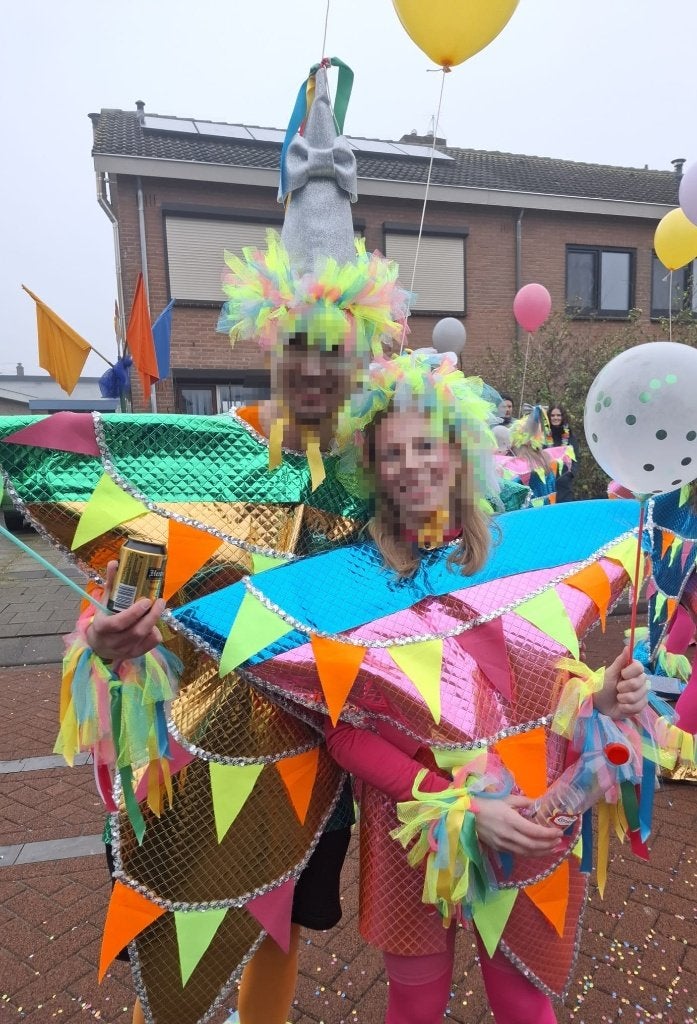 Foto 5 van Carnavalskleding loopgroep optocht/stoet vlaggentjes pakken