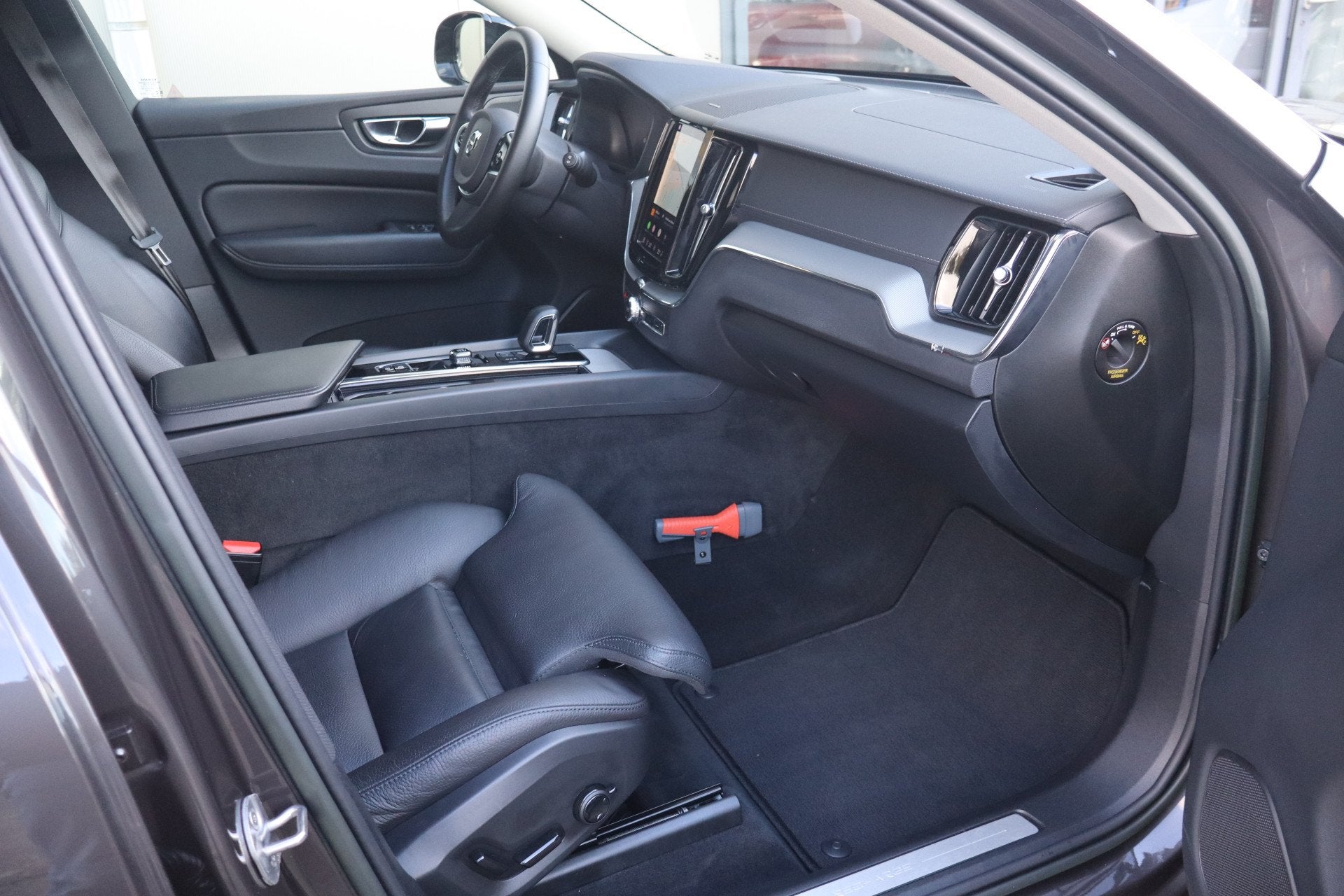 Volvo XC60 2.0 T8 Plug-in hybrid AWD R-Design - NL Auto! Luc, Auto's, Gebruikt, Euro 6, 4 cilinders, 1969 cc