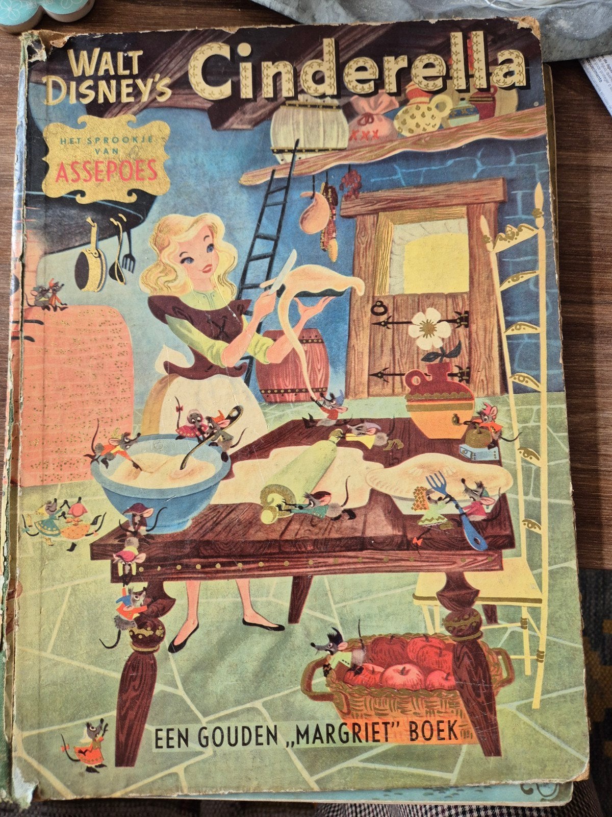 Walt Disney's Cinderella - Een Gouden Margriet Boek, Ophalen of Verzenden, Gelezen, Walt Disney
