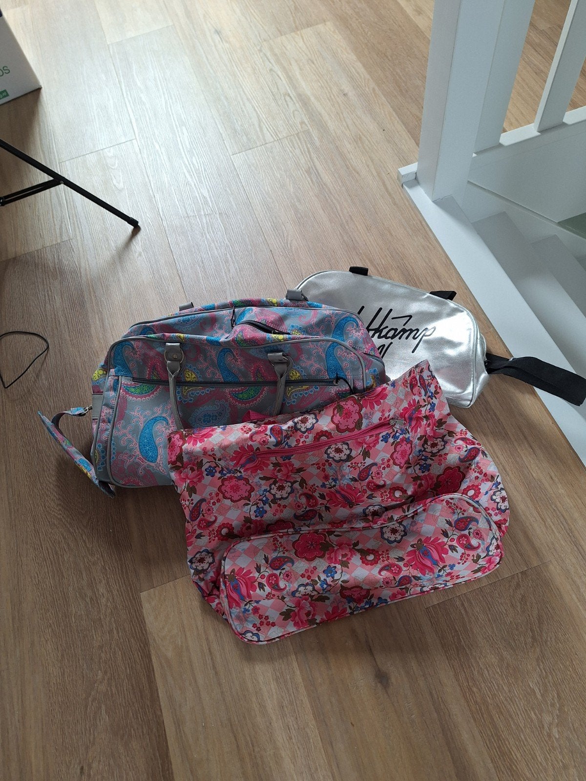 Reistassen set: 2 kleurrijke tassen + 1 zilveren tas, Sieraden, Tassen en Uiterlijk, Tassen | Reistassen en Weekendtassen, Ophalen of Verzenden