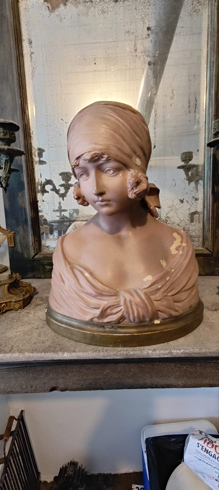 Antieke terracotta buste van jonge vrouw met hoofddoek, Antiek en Kunst, Ophalen, Buste, Gepatineerd, 20 - 50 cm