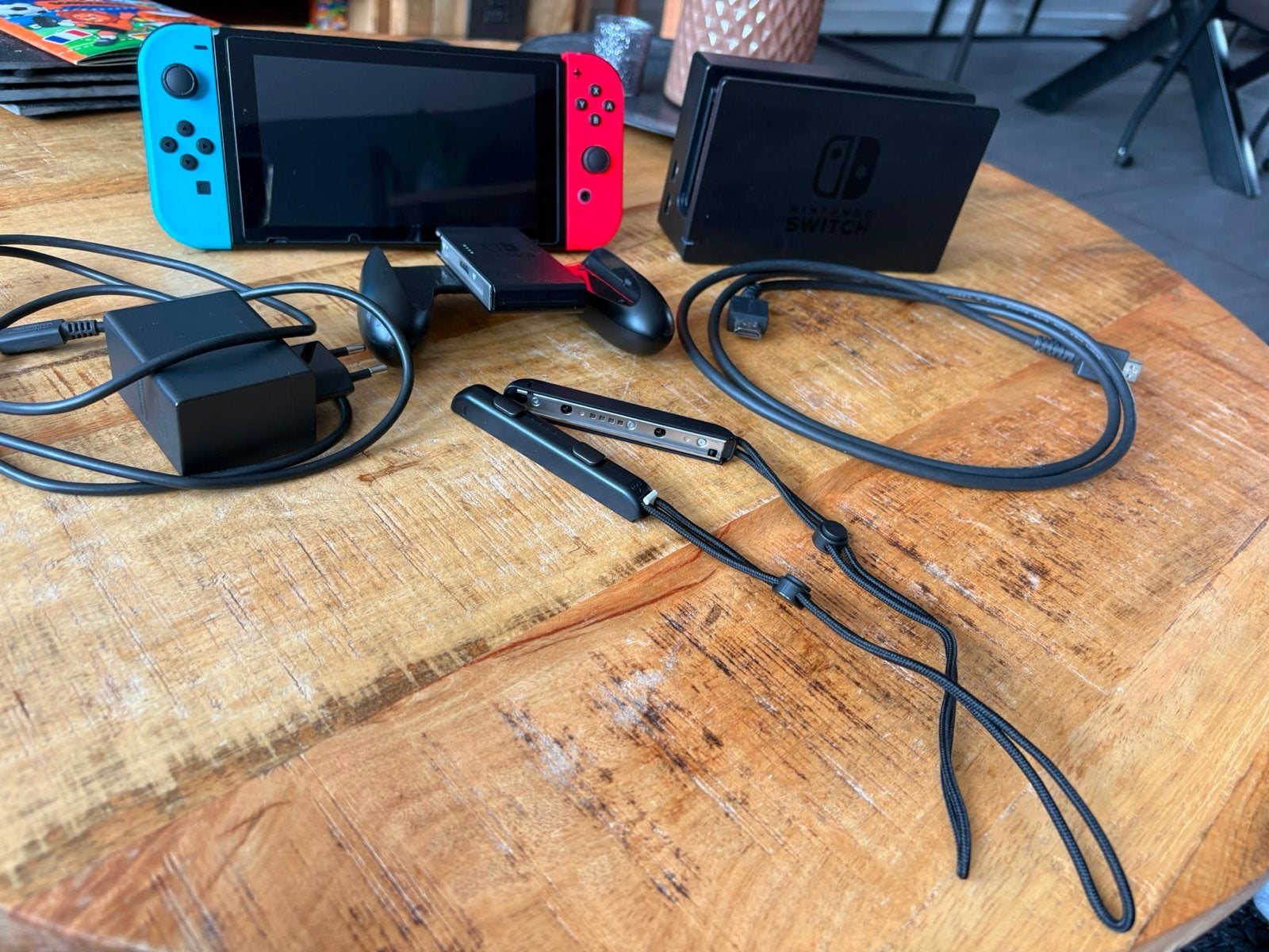 Nintendo Switch Original met Joy-Cons en Dock, Spelcomputers en Games, Spelcomputers | Nintendo Switch, Ophalen, Gebruikt, Met 2 controllers