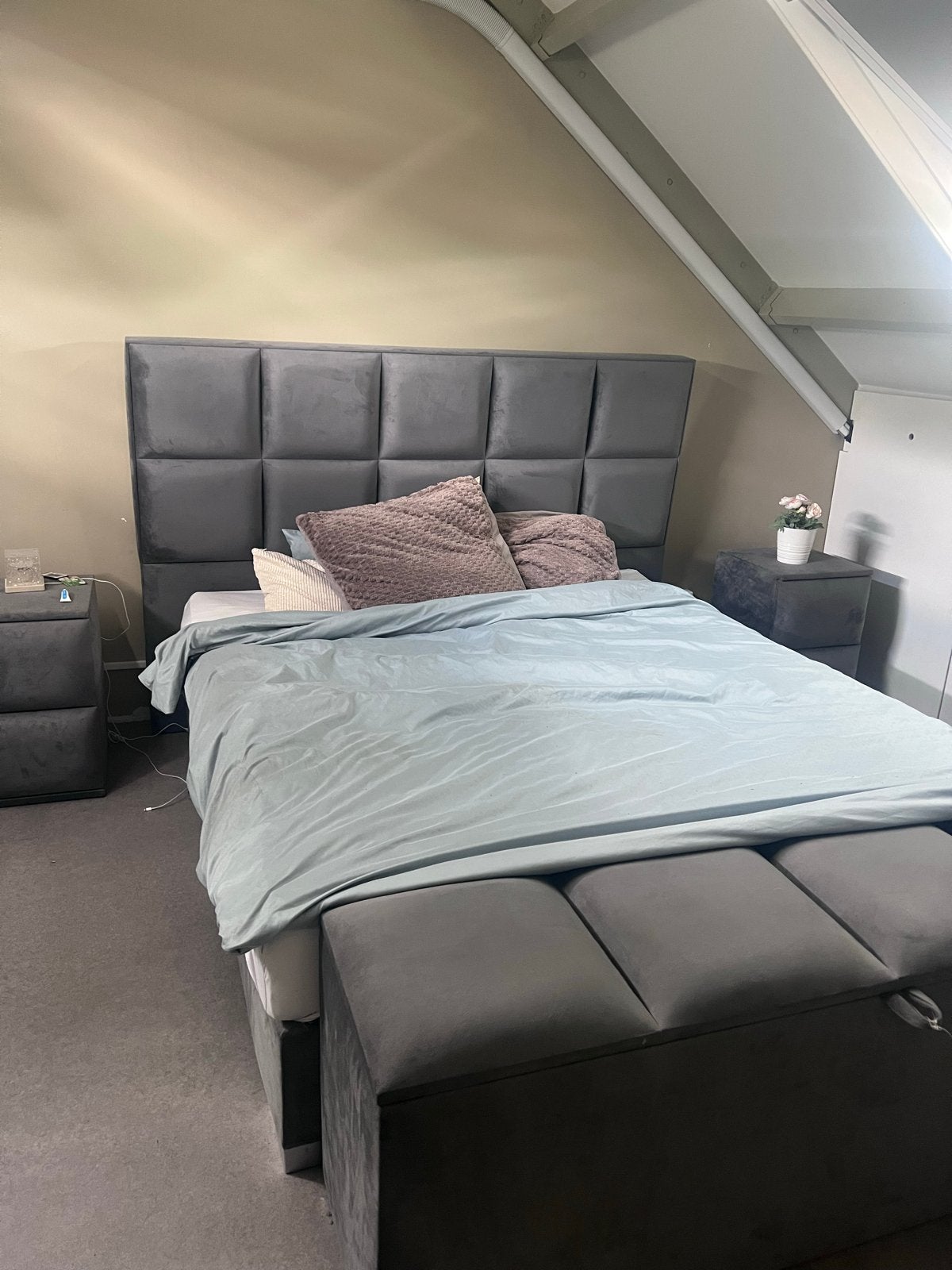 boxspring swiss sense matras + 2 nachtkastjes + opbergbank, Ophalen, Tweepersoons, 180 cm, Stof