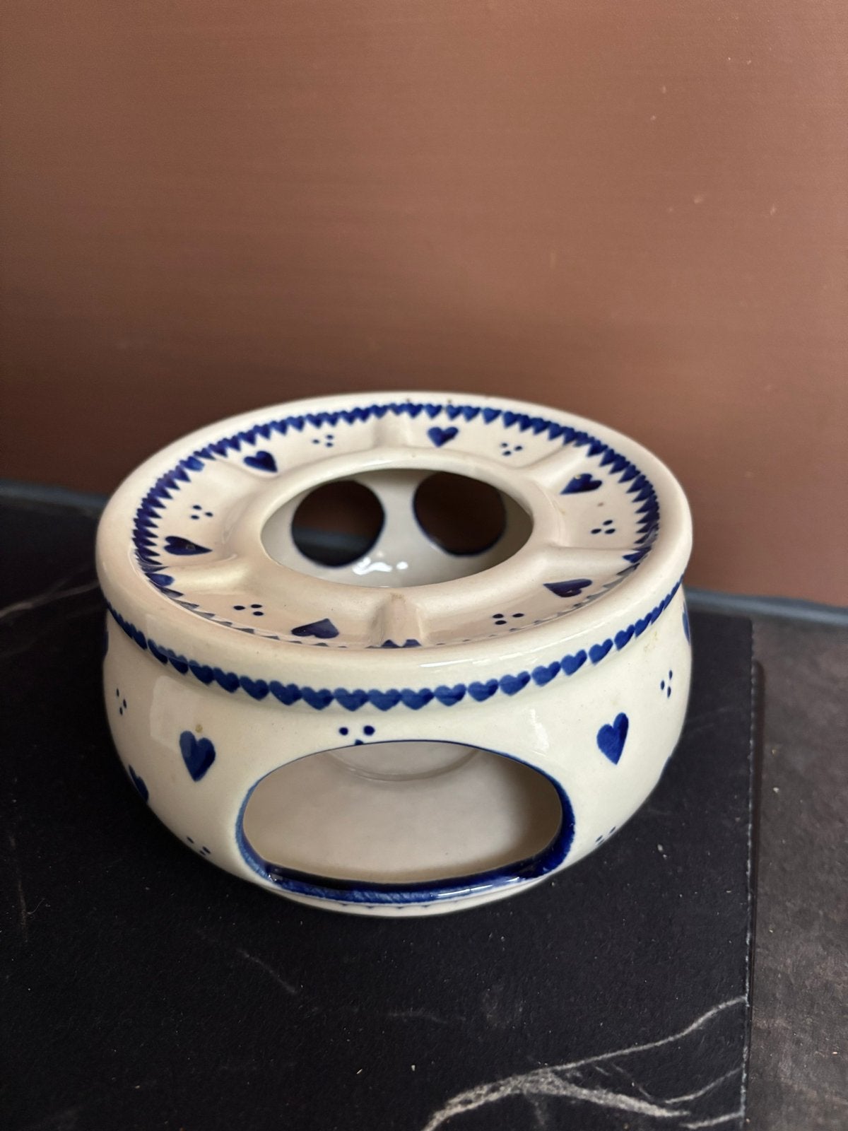 Bunzlau theestoofje met hartjesdecoratie, Ophalen of Verzenden, Zo goed als nieuw, Keramiek