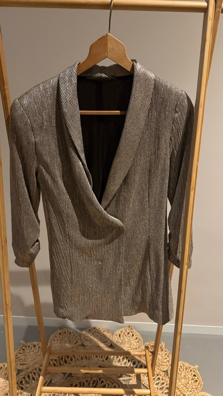 Gouden glitter blazer met overslag en geplooide mouwen, Ophalen of Verzenden, Zo goed als nieuw, Maat 36 (S), Goud