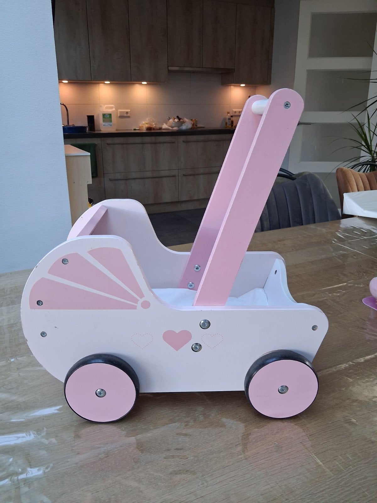 Houten poppenwagen roze met hartjes, Ophalen of Verzenden, Zo goed als nieuw, Overige typen