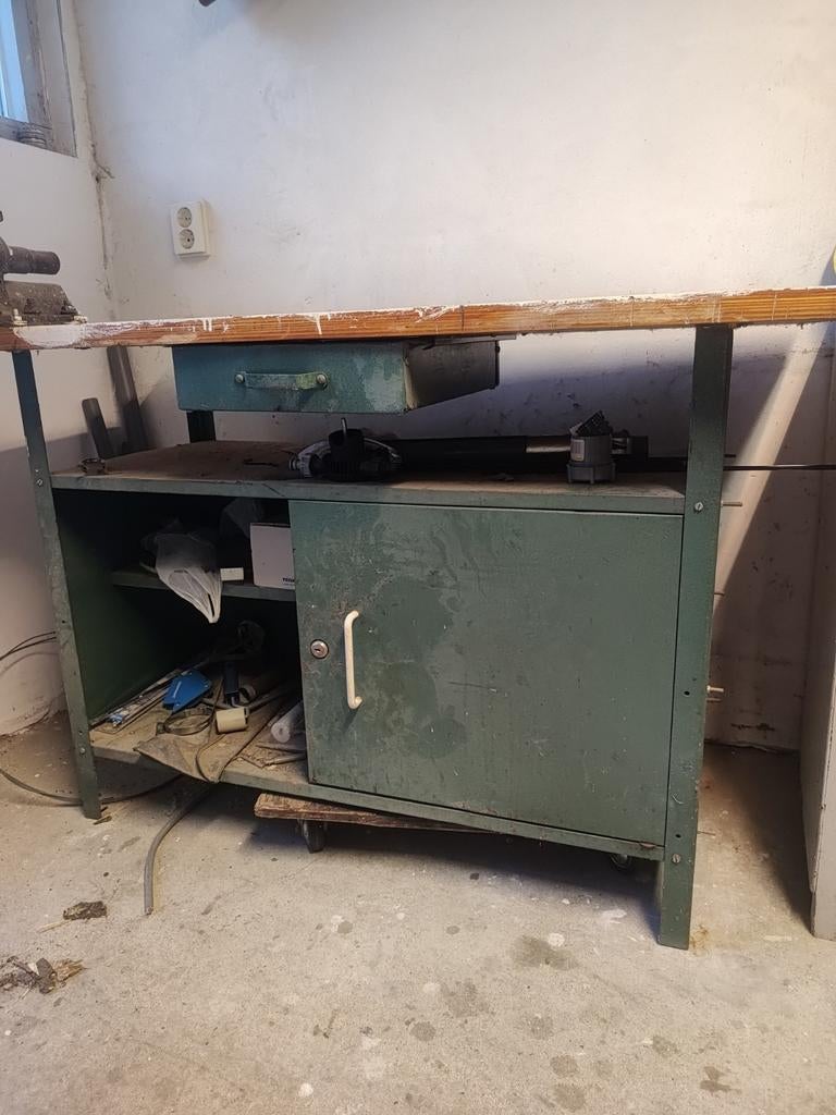 Stalen werkbank met houten blad, ZONDER bankschroef, Ophalen of Verzenden, Gebruikt, 120 tot 170 cm, Bankschroef