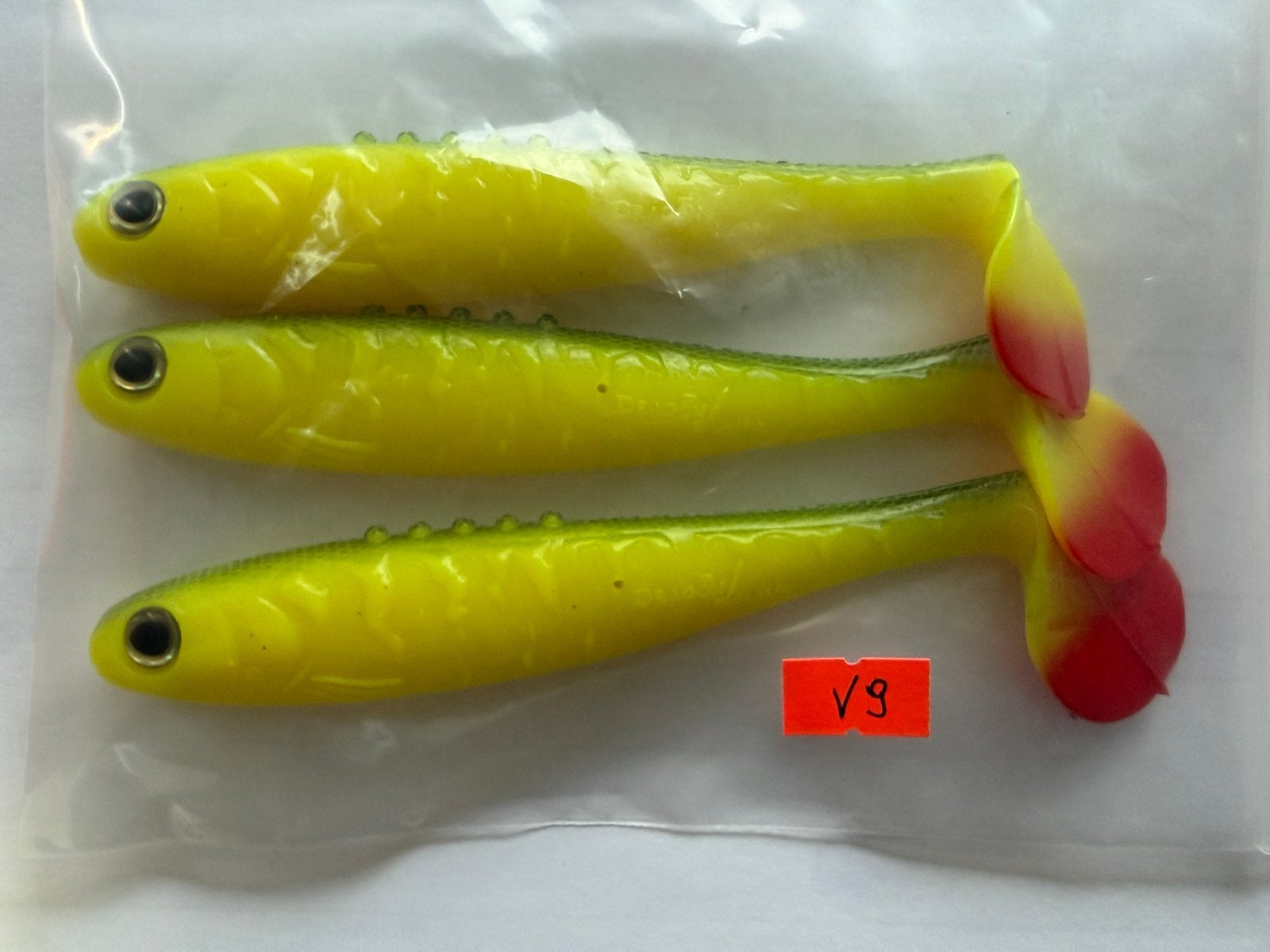 Foto 5 van Dragon V-Lures Chucky 15cm 30g – 8 softbaits V8-V11