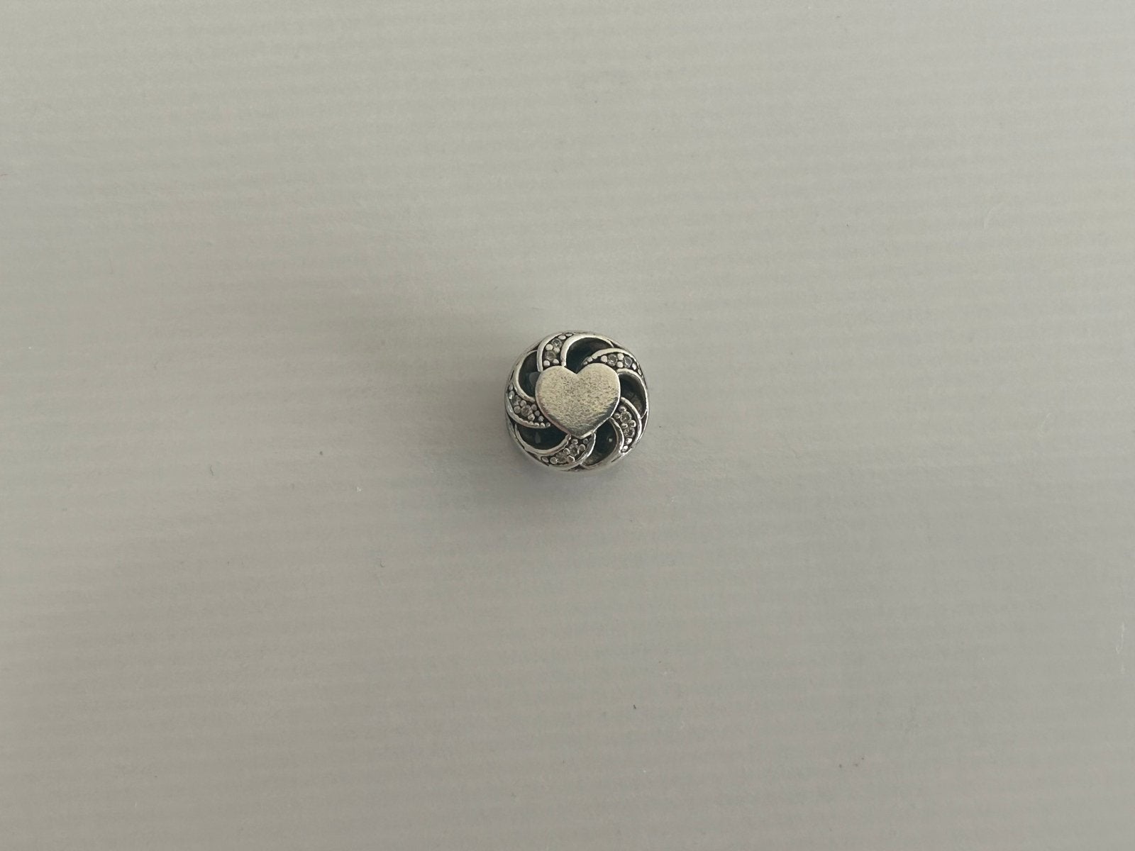Pandora zilveren hartjes bedel met zirkonia, Sieraden, Tassen en Uiterlijk, Gebruikt, Pandora, Ophalen of Verzenden, 1 bedel