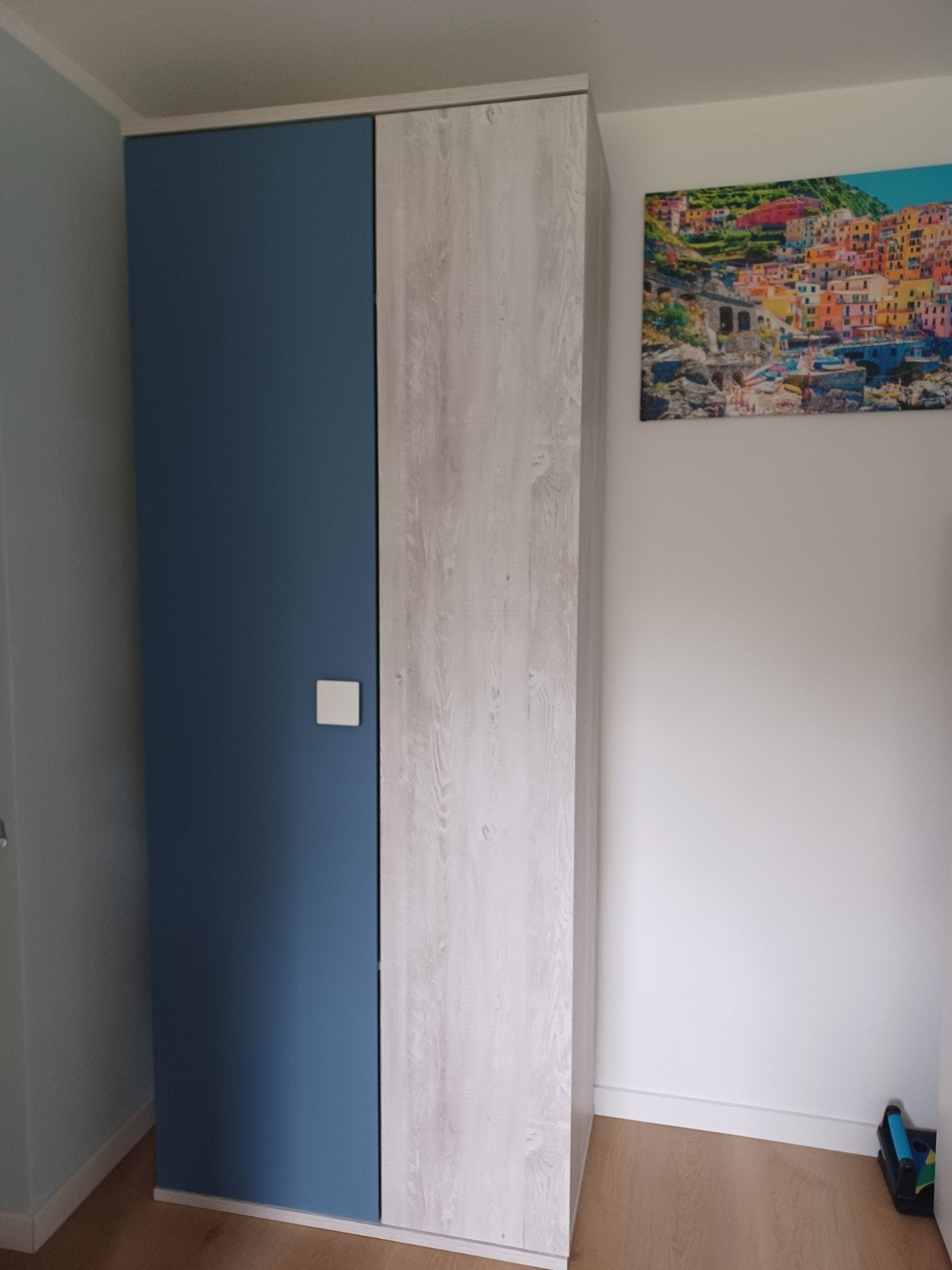 Jules ( Trasman)2-deurs kast - witgrenen/blauw., Ophalen, Zo goed als nieuw