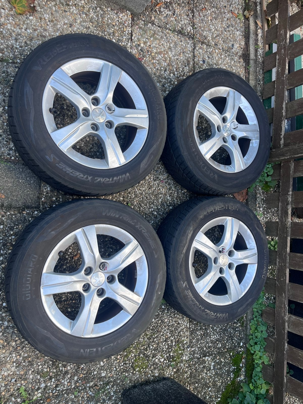 Peugeot 16 inch velgen met versleten winterbanden, Ophalen, 16 inch, Banden en Velgen, Winterbanden