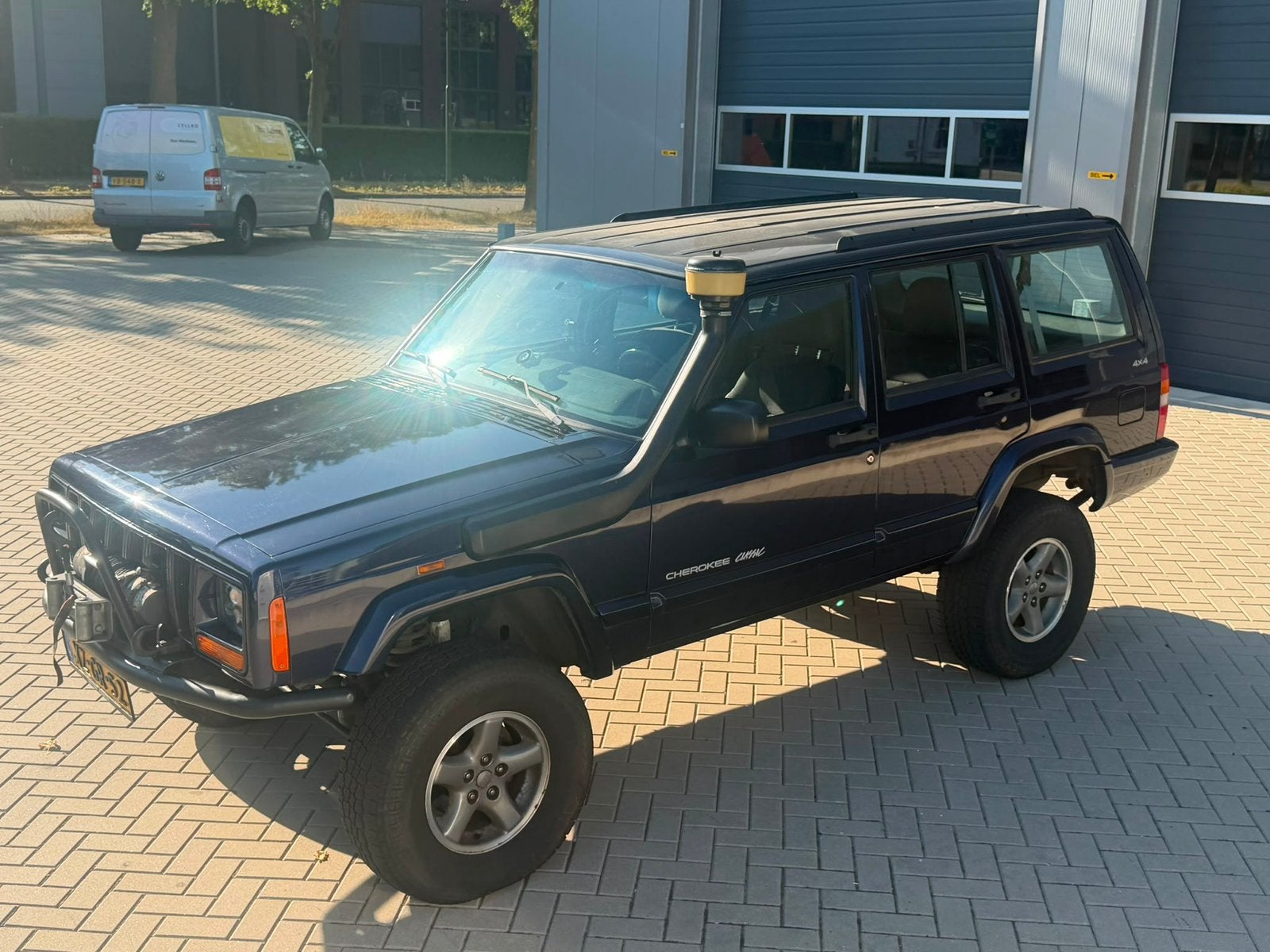 ‼️JEEP CHEROKEE 4.0 6/CILINDER OFFROAD 180PK YOUNGTIMER ‼️, Automaat, 4000 cc, Blauw, Leder en Stof