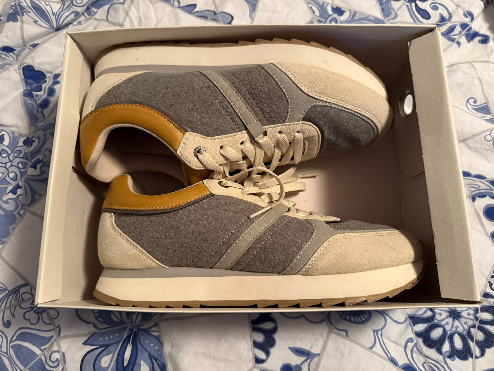 Esprit sneakers maat 40 grijs/okergeel, leer/suède/wol, Ophalen of Verzenden, Zo goed als nieuw, Grijs, Sneakers of Gympen
