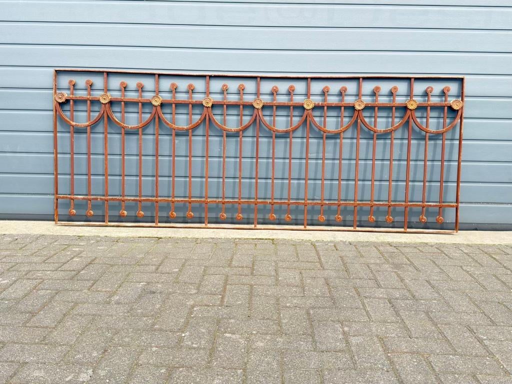 Antiek smeedijzeren hekwerk met sierlijke bogen en rozetten, Tuin en Terras, Tuinhekken en Hekwerk, Ophalen of Verzenden, Gebruikt